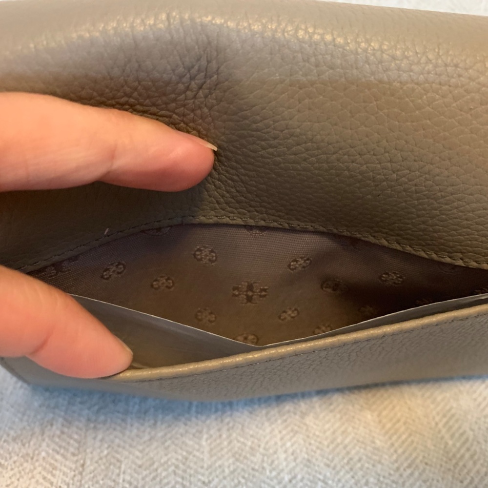 Tory Burch Britten Chain Wallet - Picture 8 of 16